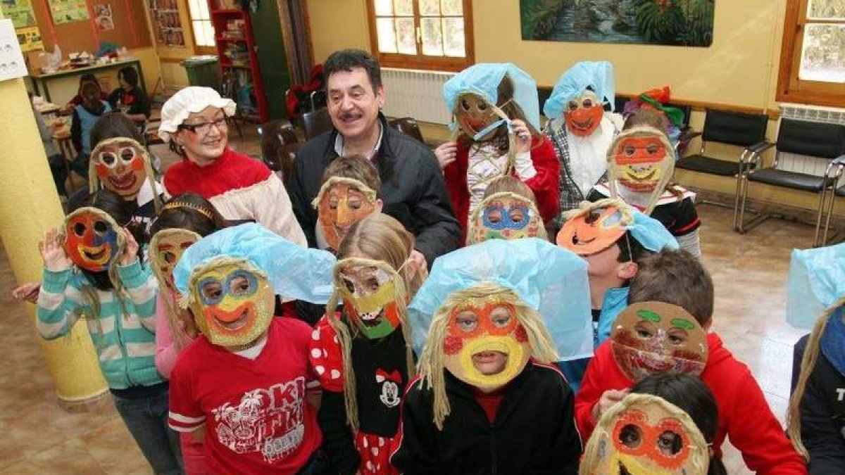 Javier Reyero, en el Coto Escolar junto a los más pequeños.