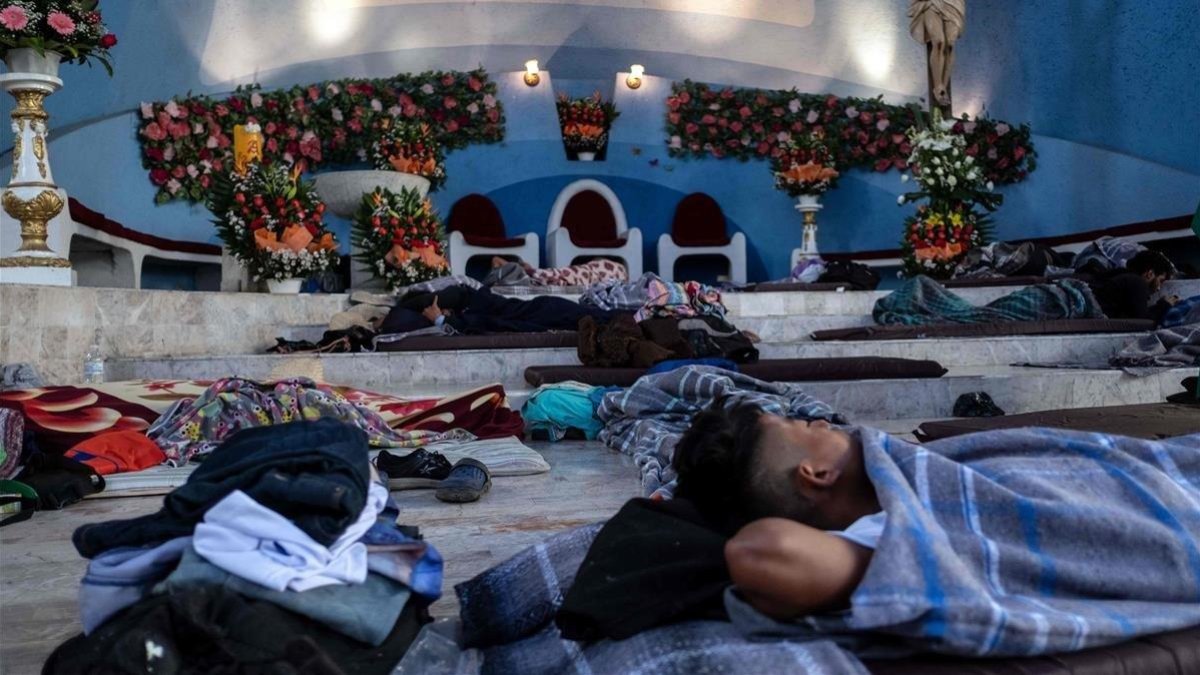 Migrantes en rumbo a EEUU descansando