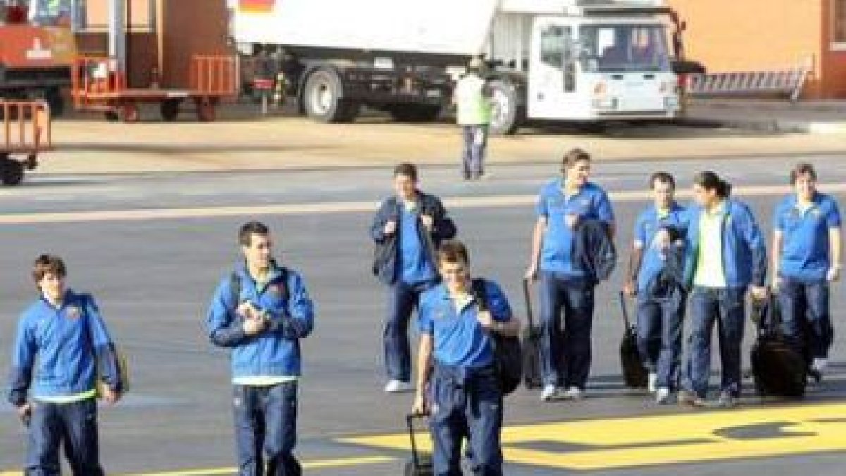 El goleador barcelonista Pedrito se dispone a embarcar en el avión que devolvió al equipo catalán a