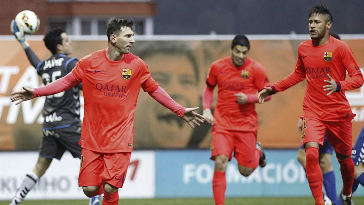 Messi celebra con su compañero, el brasileño Neymar, el gol marcado al Eibar de penalti.