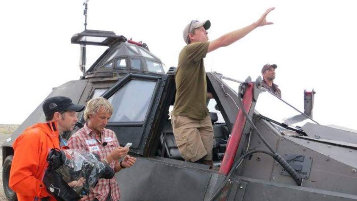 El equipo observa el cielo en la zona de tornados.
