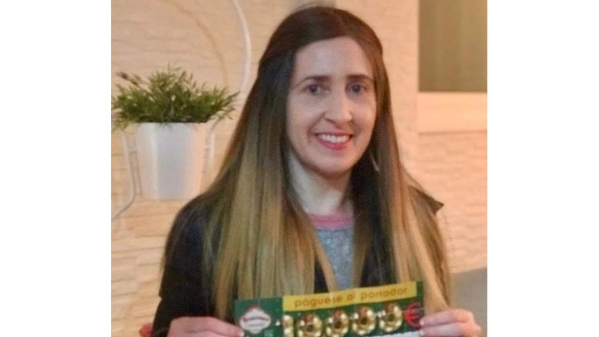 Rosalía Reviriego posando con el cheque de Conrado. DL