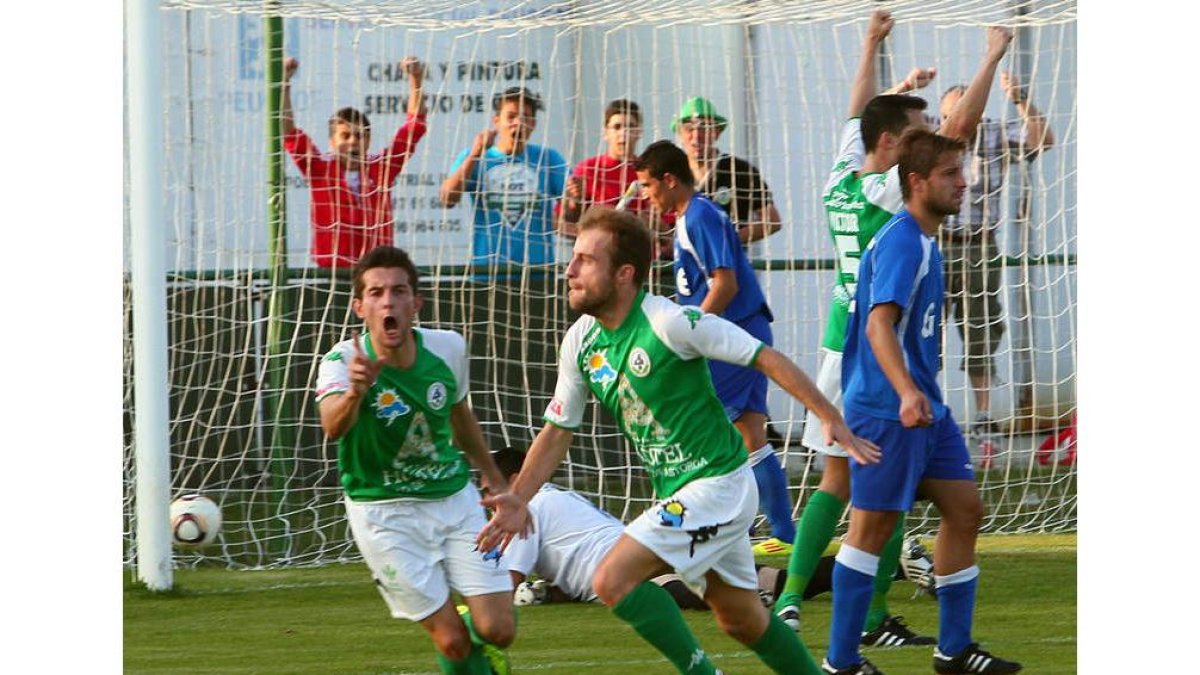 Marcos celebra uno de sus goles con la elástica verde.