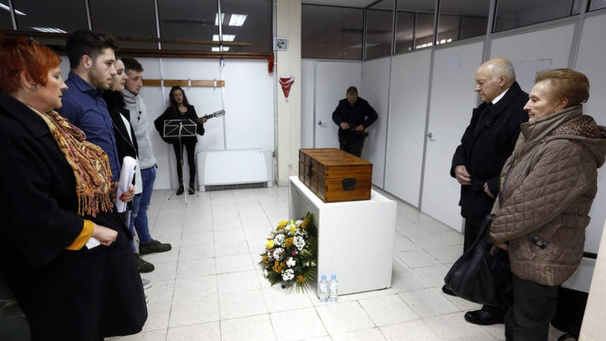 Acto de despedida a Francisco Alonso, ayer en la Junta Vecinal de Trobajo del Camino. MARCIANO PÉREZ