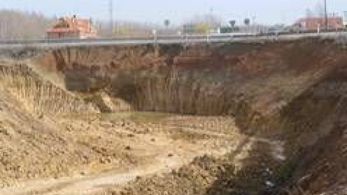 Imagen actual de las obras en el cruce de Mansilla, donde se prevé un paso inferior bajo la N-601