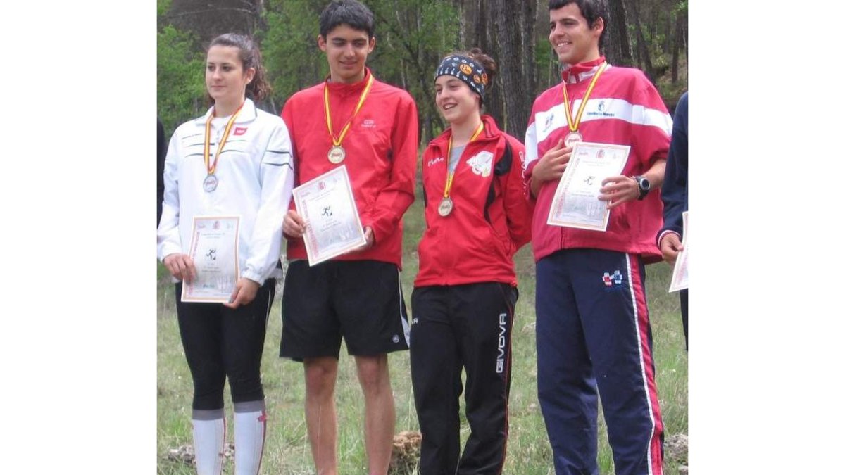 Marina García, segunda por la derecha, posa con su medalla.