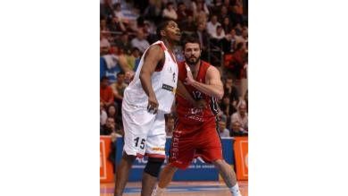 Rick Hughes junto a Vidaurreta, en el play off Murcia-CAI Zaragoza