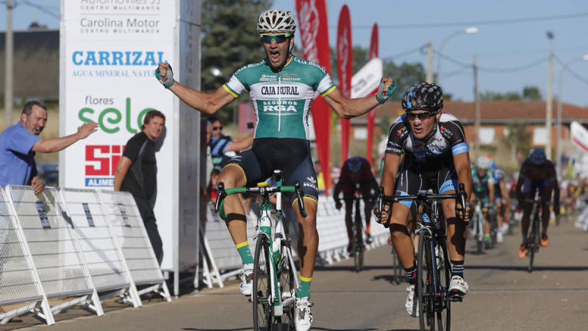 Jesús Rubio grita de alegría tras cruzar la meta de Jiménez de Jamuz en primera posición. A su lado el segundo clasificado David Santillana.