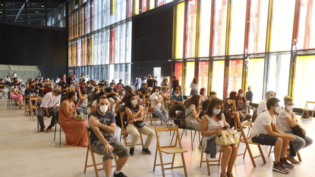 Personas esperan en el interior del Palacio de Exposiciones tras haberse vacunado. MARCIANO PÉREZ