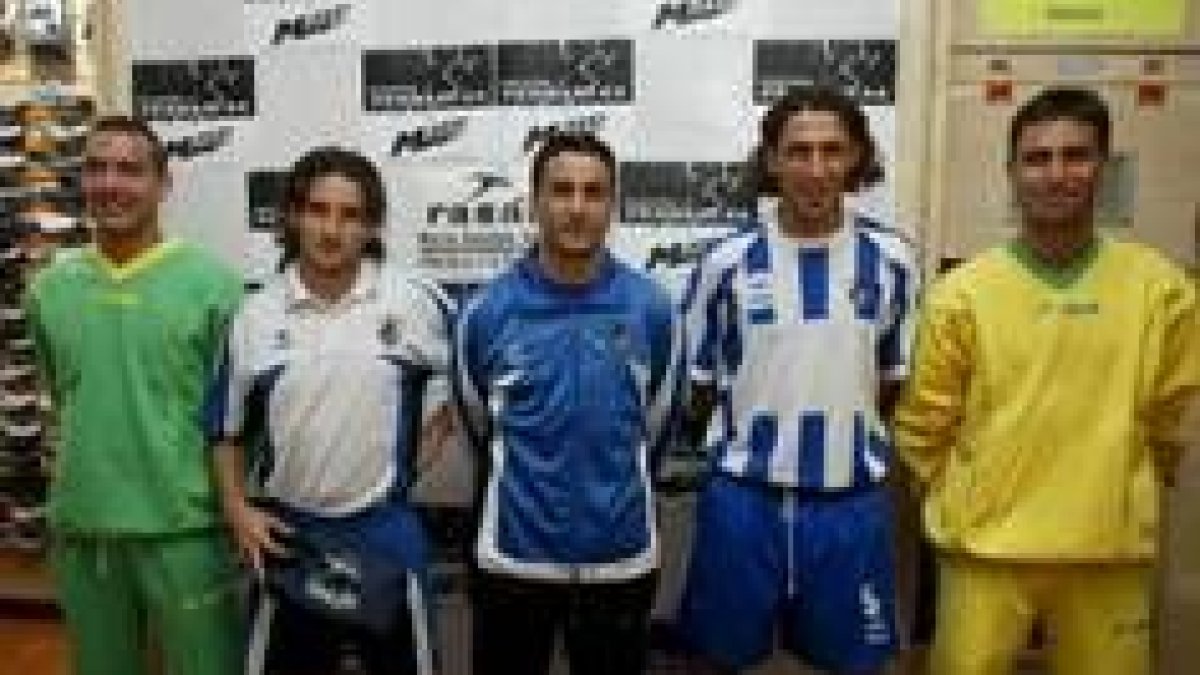 La nueva camiseta fue presentada con el concurso de toda la plantilla
