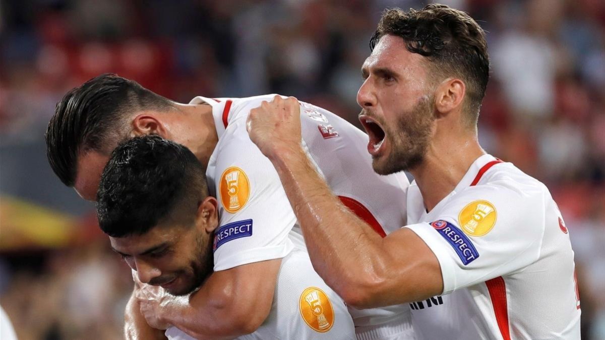 Banega, Roque Mesa y Sergi Gómez celebran uno de los goles del Sevilla.