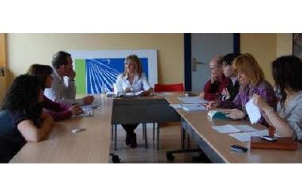 La alcaldesa de San Andrés, Mª Eugenia Gancedo, y varios concejales en la reunión en la que ultimaro