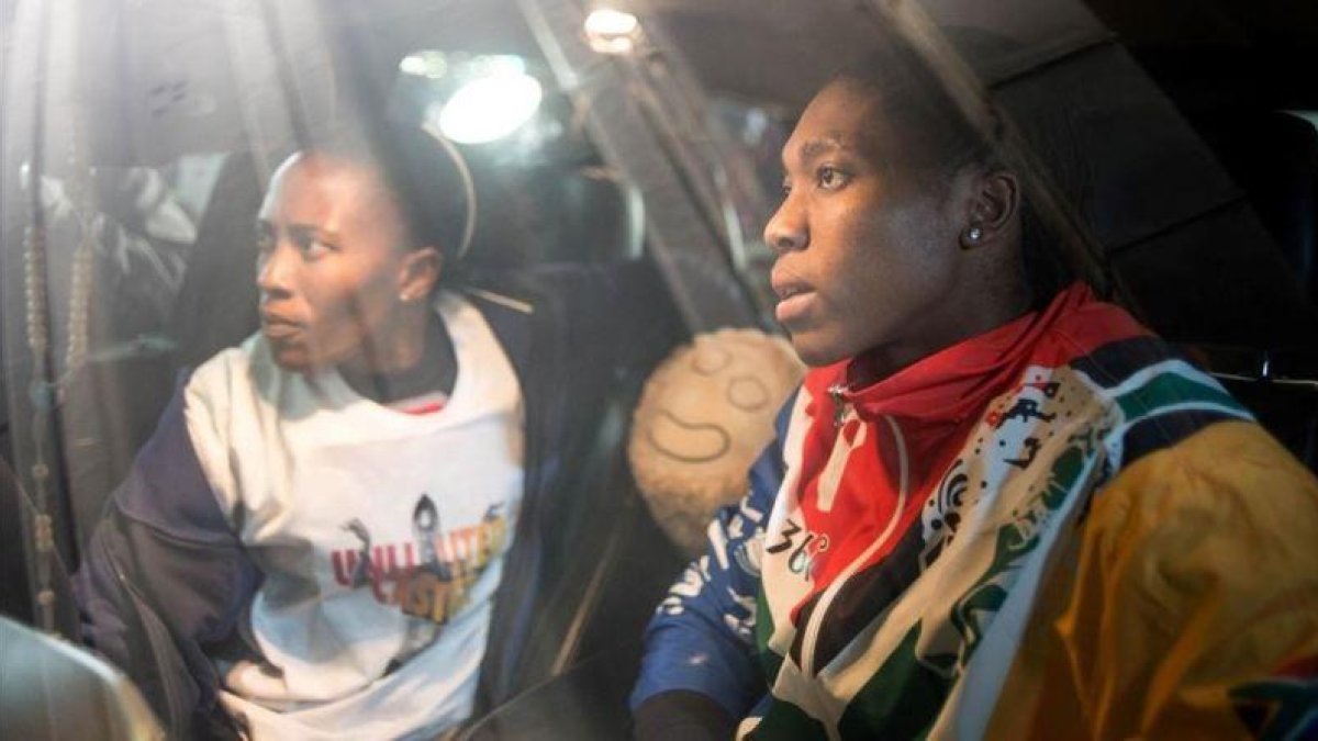 Caster Semenya (derecha), en una imagen de archivo, con su novia Violet.