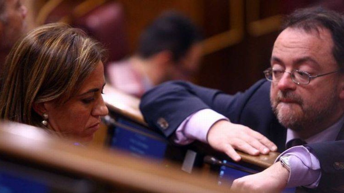 Daniel Fernández habla con Carme Chacón, en el Congreso de los Diputados, en enero del 2012.