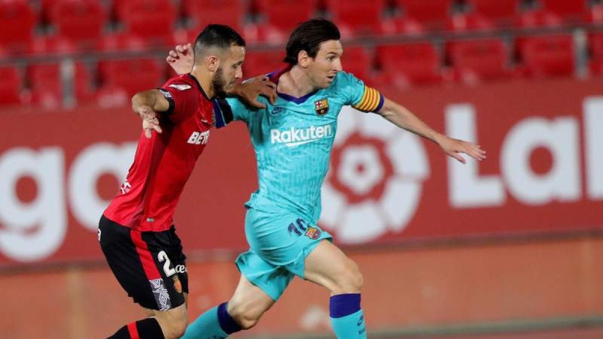 El astro del Barça Lionel Messi controla el balón ante el defensa del Mallorca Joan Sastre. JUANJO MARTÍN