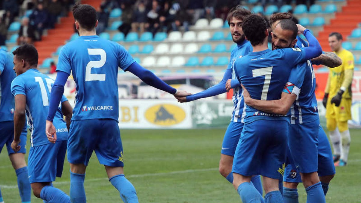 Yuri y Guille Donoso, abrazándose en el centro de la imagen tras uno de los goles, fueron los protagonistas de la victoria de cara al marco chacinero. ANA F. BARREDO