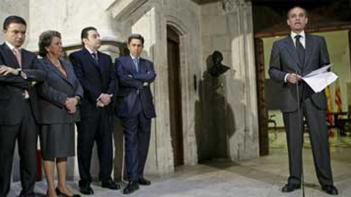 Camps durante la declaración leída ante los periodistas.