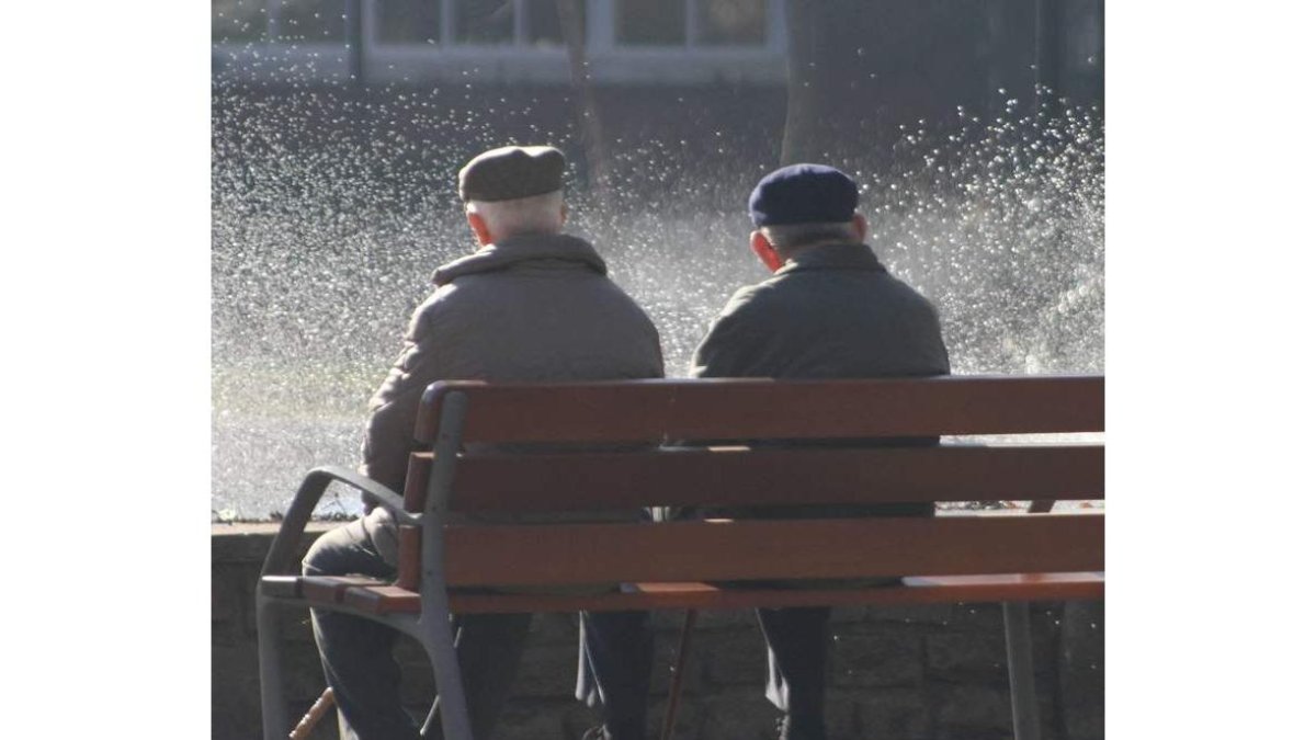 Dos hombres sentados en un parque. archivo