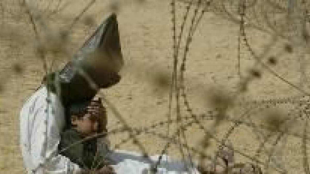 Un niño iraquí espera ayuda humanitaria en el sur de Irak
