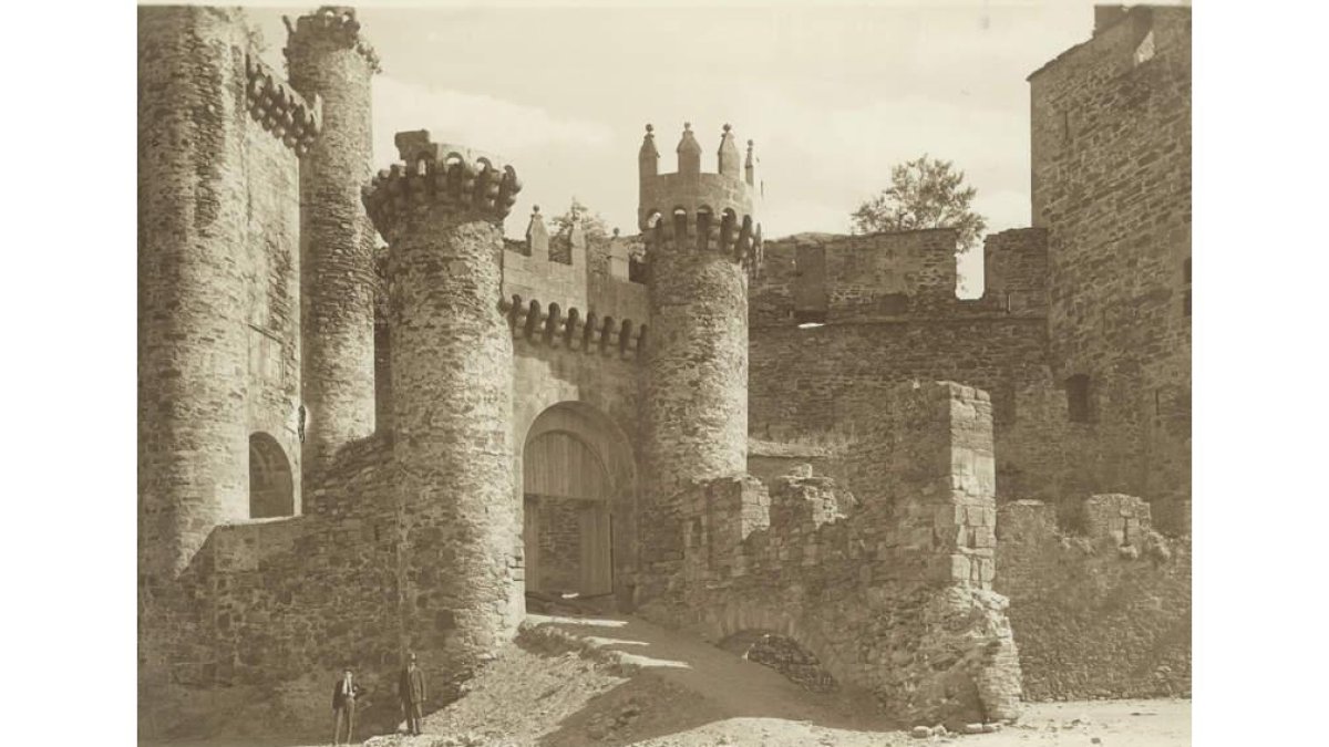 El castillo de Ponferrada en 1924, con la rampa de acceso al campo de fútbol en el patio de armas. WINOCIO TESTERA