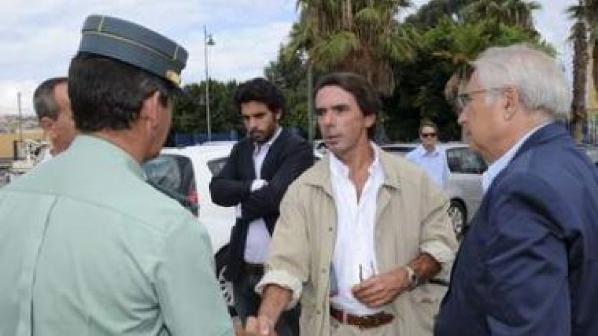 Aznar, acompañado de Imbroda, saluda a un guardia civil en la frontera de Melilla.