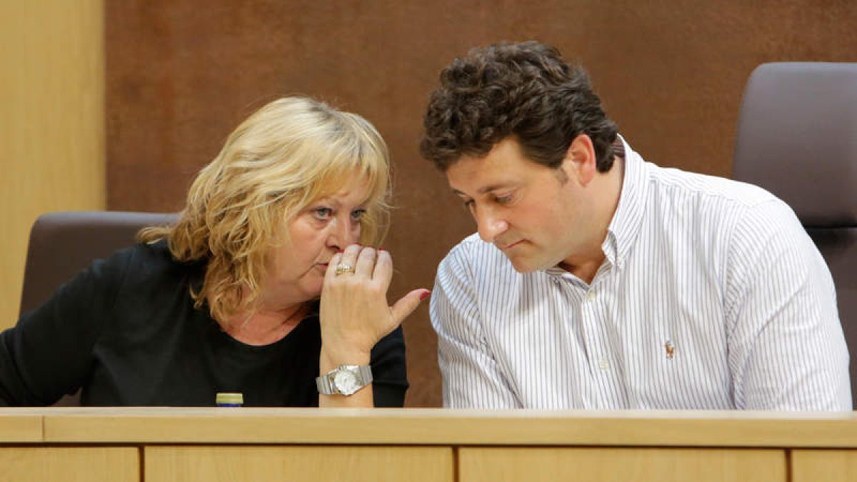 La responsable de Mujer del PP y el portavoz, Manuel García. S. P.
