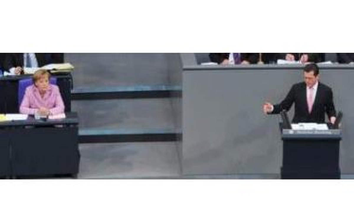 El ministro alemán de Defensa, Karl-Theodor zu Guttenberg, comparece ante el Bundestag ante Merkel.