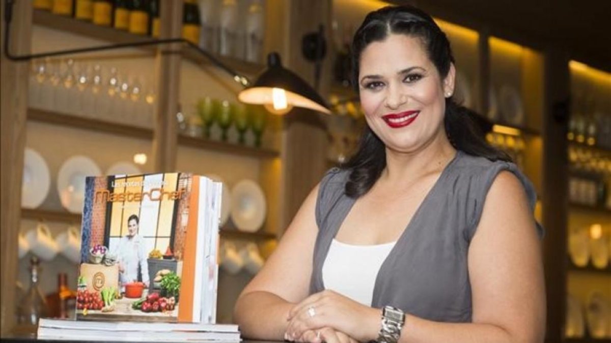 Virginia Naranjo, ganadora de 'Masterchef 4', con su libro de recetas.
