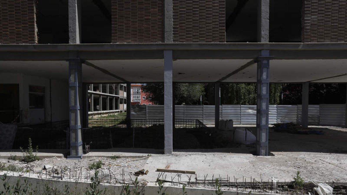 La Junta colocó con 314.000 € cinchas de hierro en algunos pilares para sujetar el edificio. F. OTERO