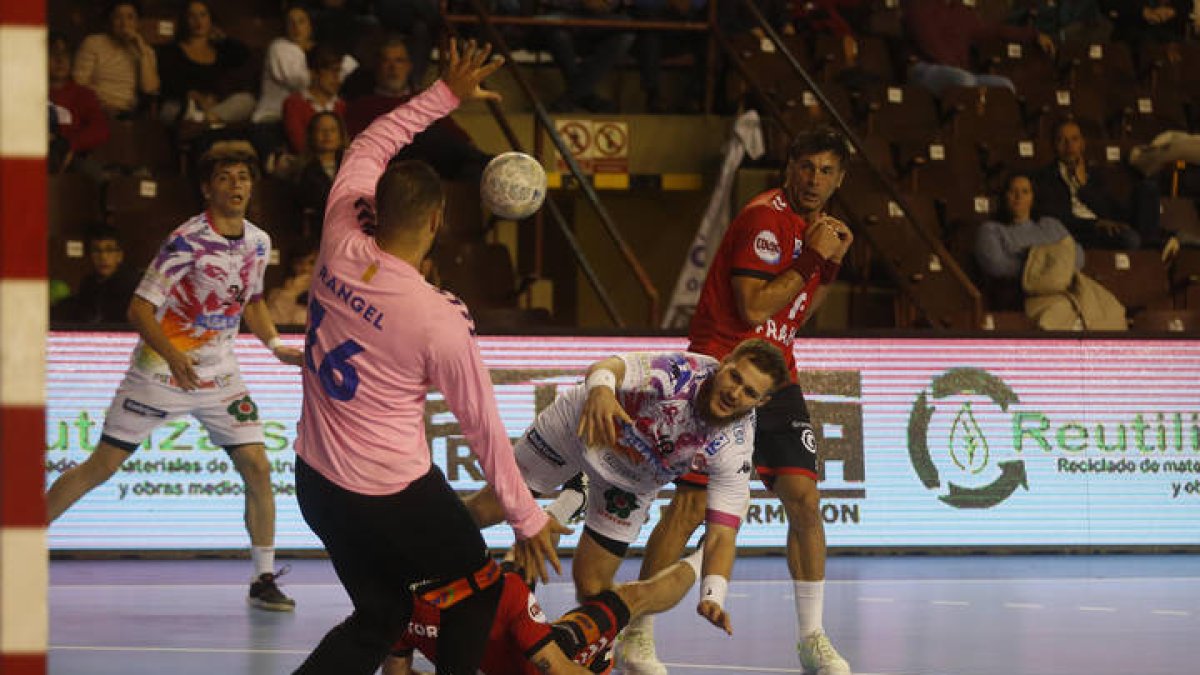 Partido de balonmano Ademar - Granollers. F. Otero Perandones.