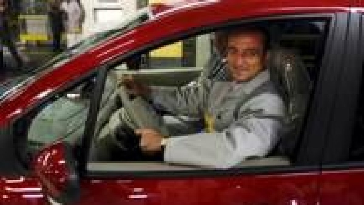Miguel Sebastián, ayer en la factoría de Renault, donde presentó el plan Vive