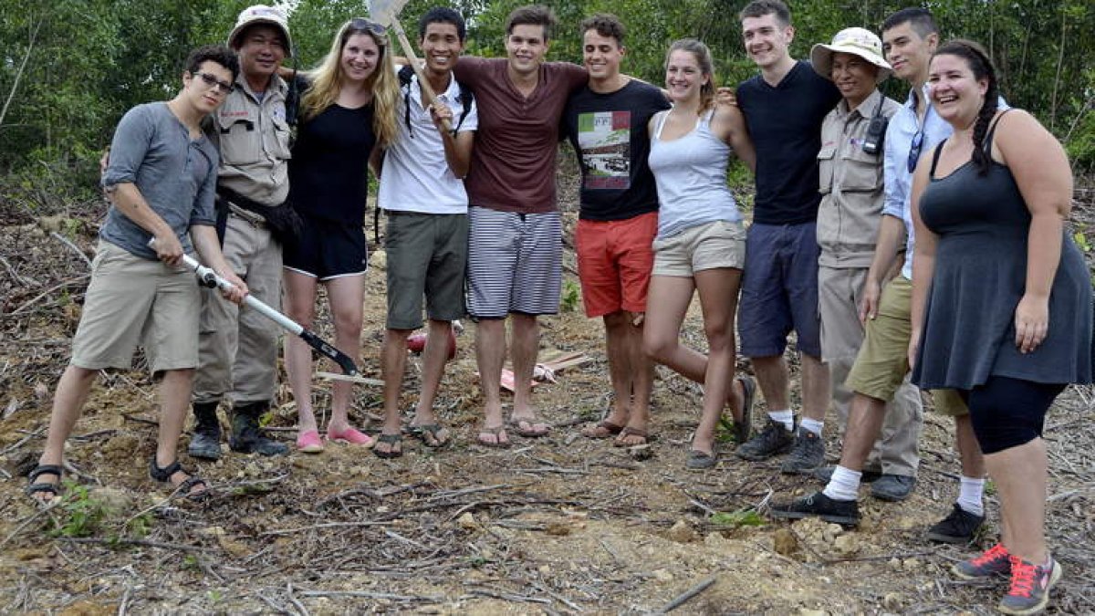 Turistas estadounidenses y canadienses posan después de participar en la detonación de ocho artefactos