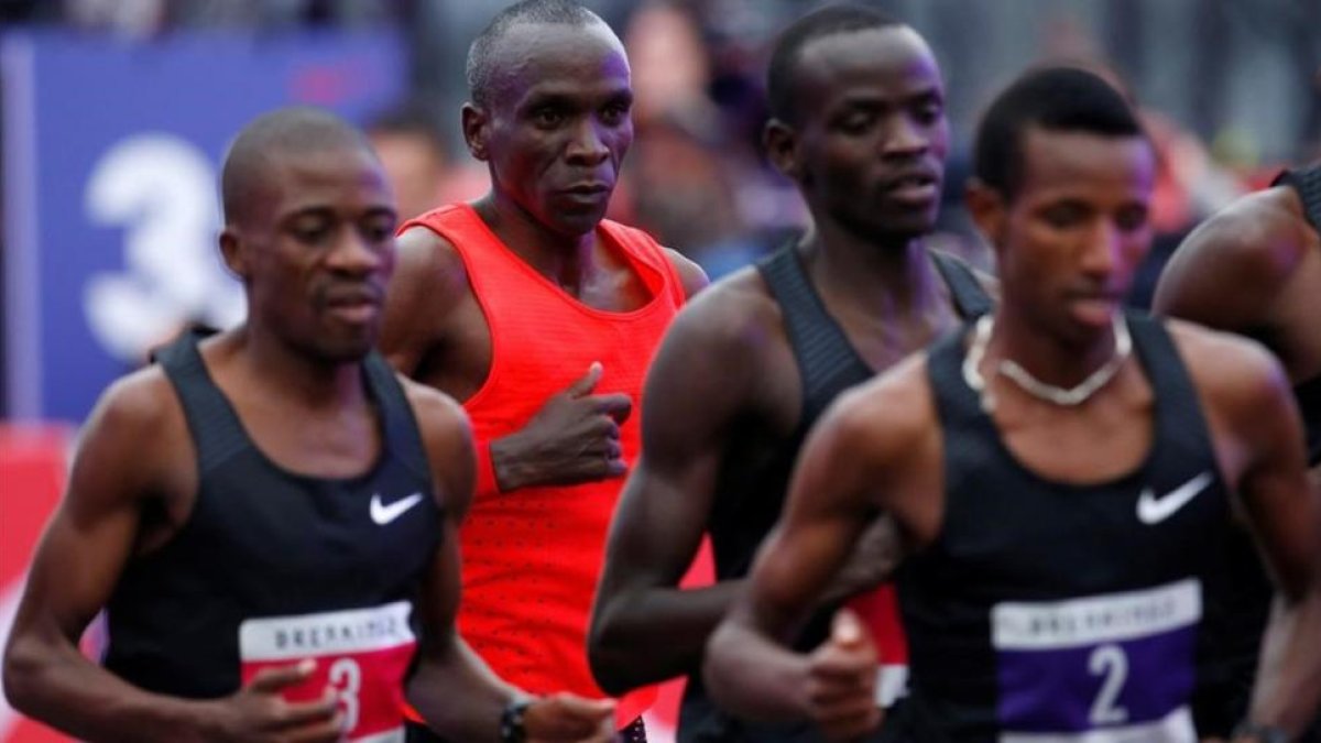 Kipchoge, de rojo, rodeado de 'liebres' en su tentativa del sábado en Monza.
