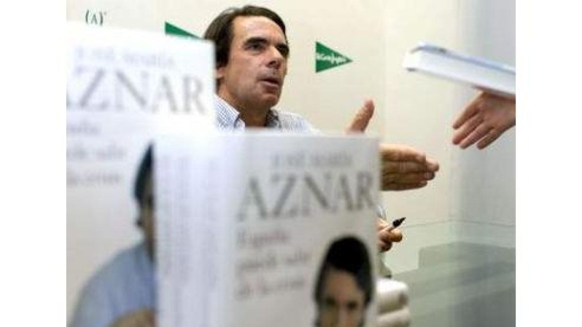 Aznar, durante la firma de su libro en una foto de archivo.