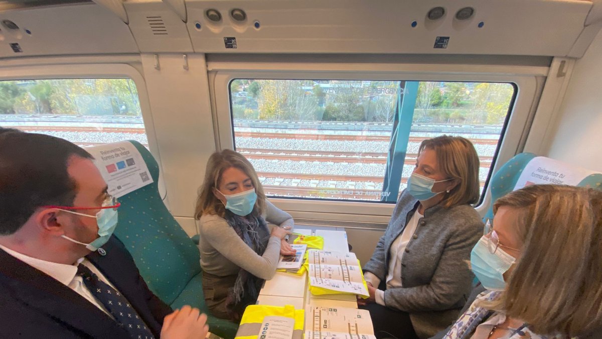 Los primeros pasajeros atraviesan en tren la variante de Pajares en una jornada histórica para la puesta a punto de estos túneles antes de su inauguración oficial. La ministra de Transportes Raquel Sánchez ha reccorrido ese mismo trayecto. 