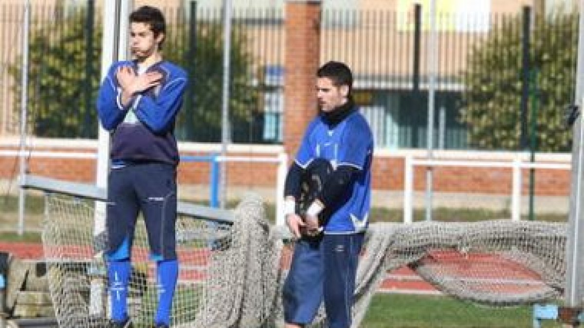 Alejandro, que tiene una espinita clavada de la pasada temporada, podría seguir en la portería una