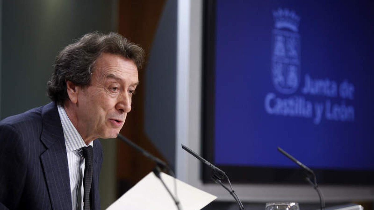 El portavoz de la Junta, José Antonio de Santiago-Juárez, ayer en la rueda de prensa .