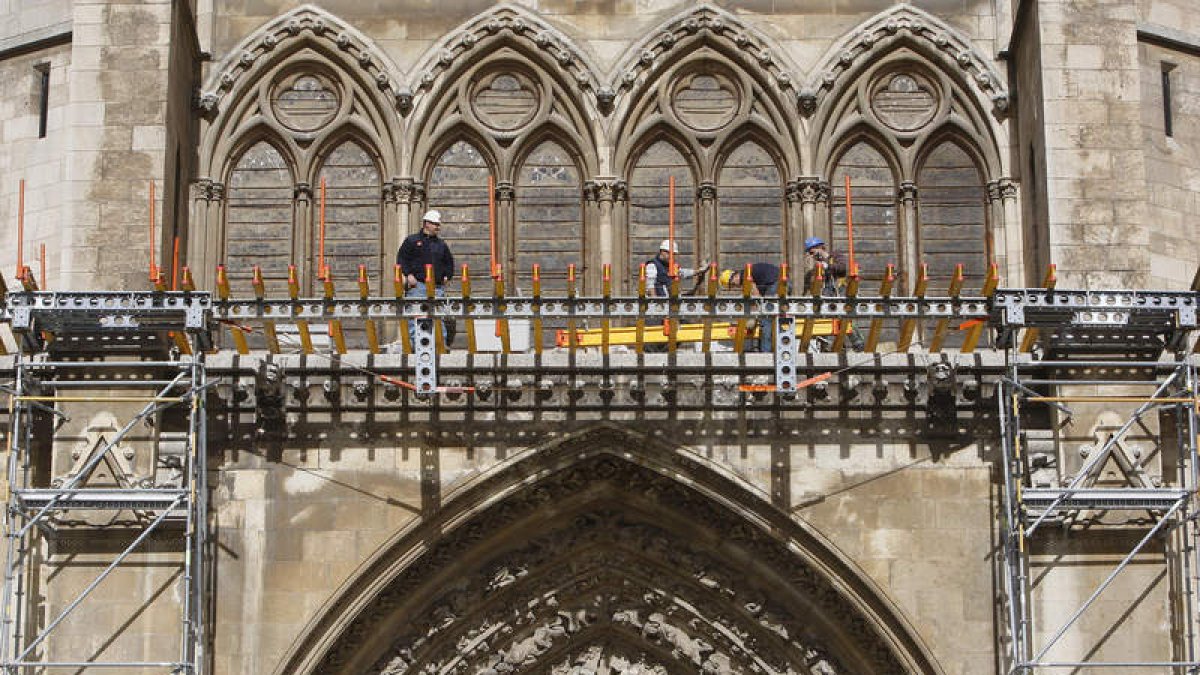 Imagen de archivo de la colocación de la marquesina en la fachada sur de la Catedral, donde lleva ya cuatro años y sin plazo para su retirada.