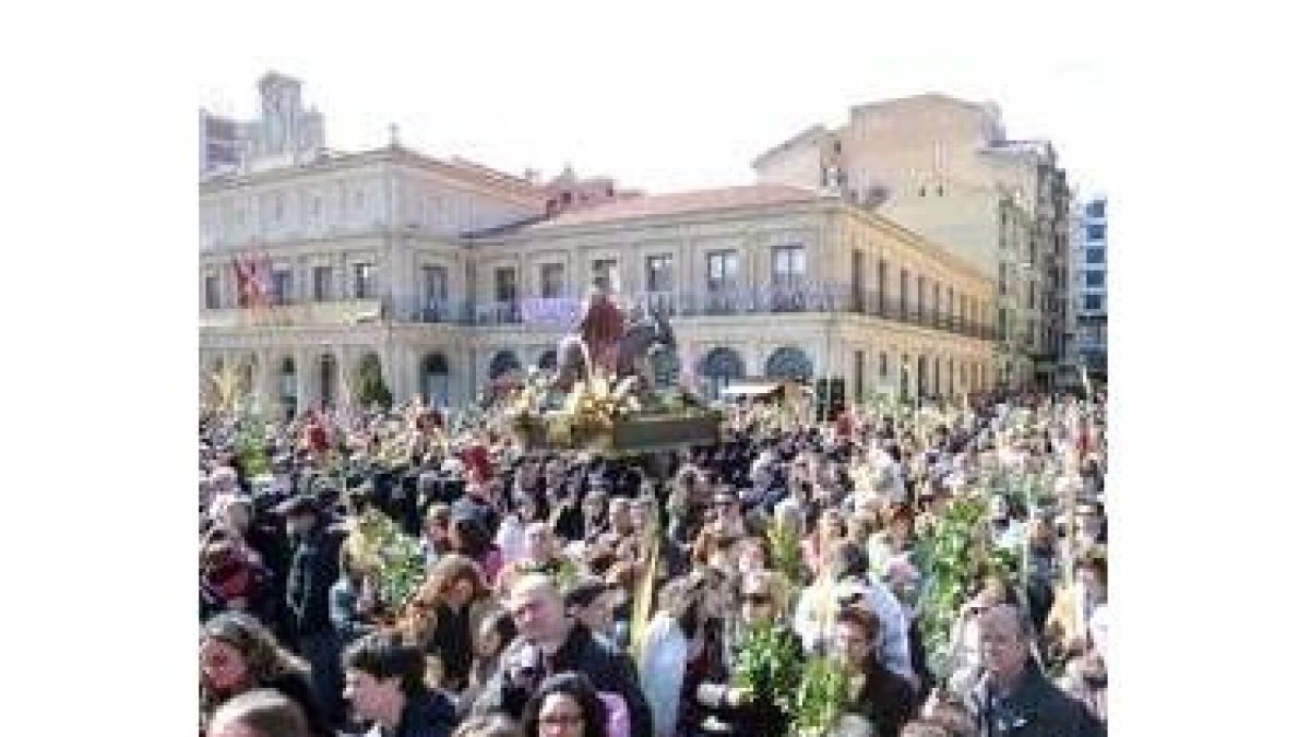 La Plaza de San Marcelo congregó a miles de seguidores de la tradición de las Palmas