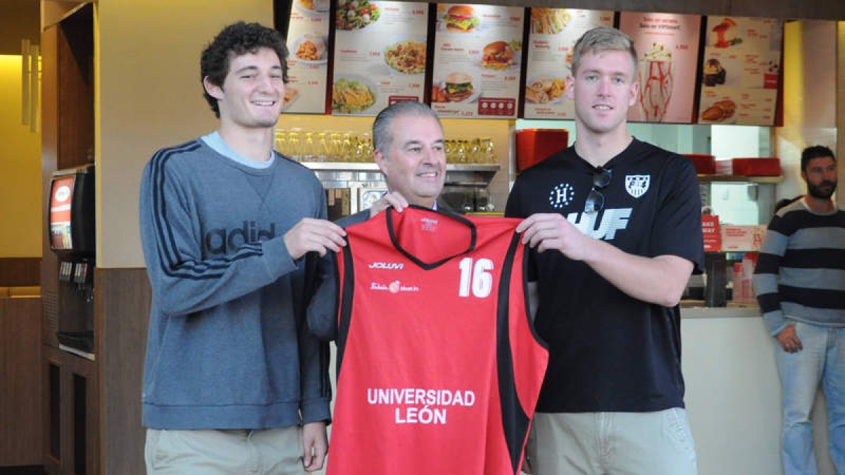 Hinnenkamp y Wilson junto a Domínguez con la camiseta del ULE Fundación. JAVIER SUÁREZ-QUIÑONES