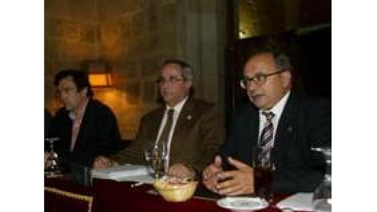 Cesáreo González, en primer término, decano del Colegio de Ingenieros Técnicos de León