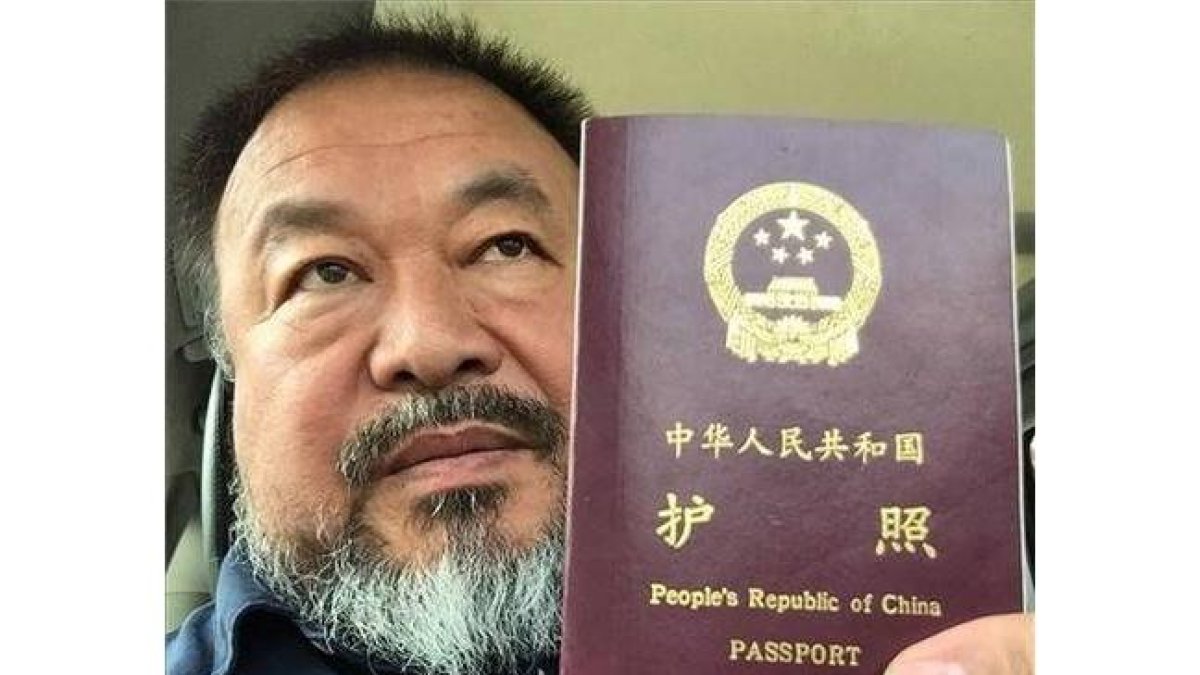El artista chino dio a conocer que las autoridades le habían devuelto el documento que le permite salir de China con esta fotografía que subió a su cuenta de Twitter e Instagram.
