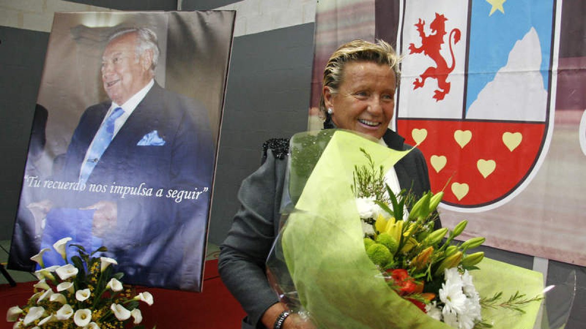 María José Álvarez, en el homenaje a su padre ayer en el Colegio Peñacorada. FERNANDO OTERO PERANDONES