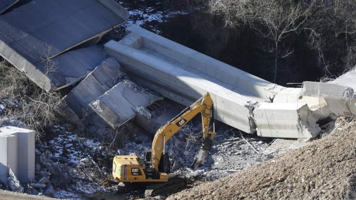 Trabajos de retirada de los tableros de hormigón que se vinieron abajo. ANA F. BARREDO