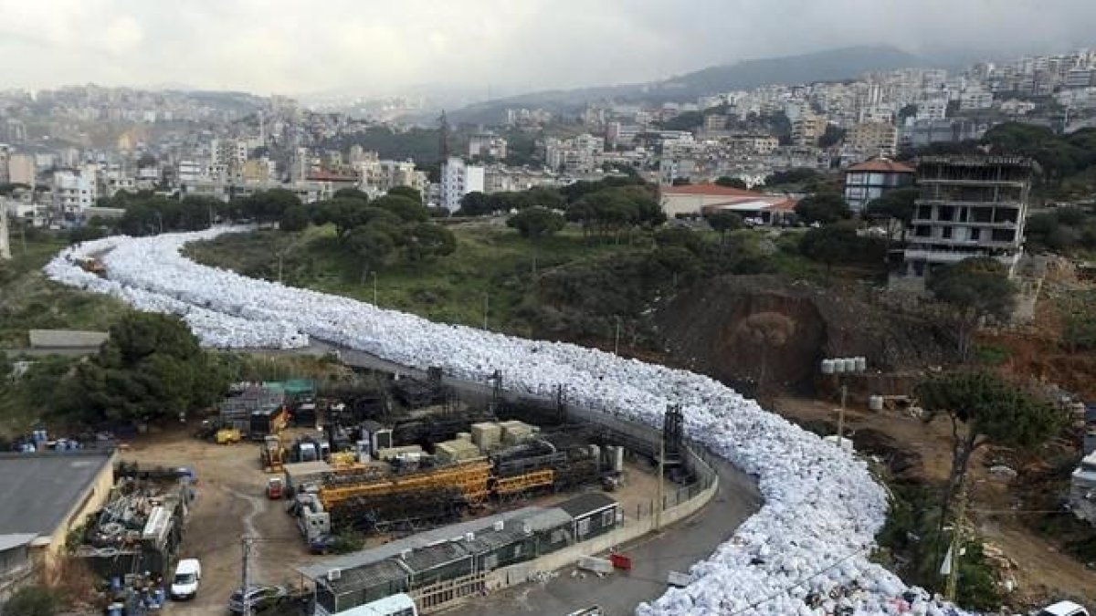 Río de bolsas de desperdicios en Jdeideh, en Beirut, el 23 de febrero.