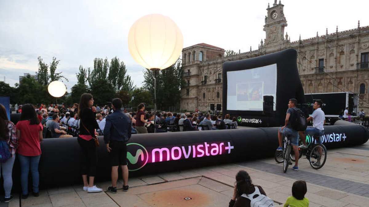 La sesión en la carpa hinchable de San Marcos empezó de día pero terminó a oscuras, como el cine de verdad