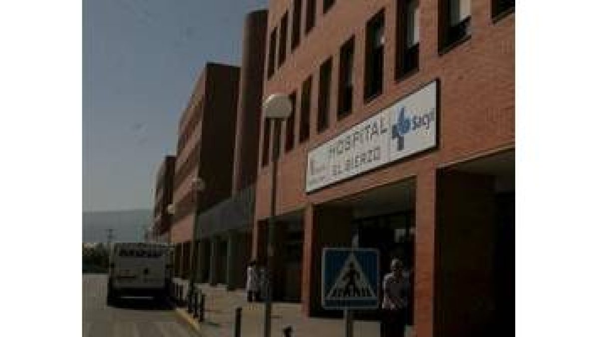 La entrada principal a la zona de hospitalización del centro ponferradino