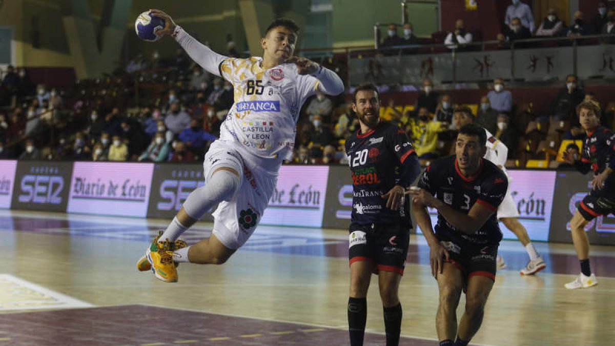 Santista anotó cinco goles en el partido de ida en el Palacio de Deportes. Hoy será una de las bazas en el ataque ademarista. FERNANDO OTERO