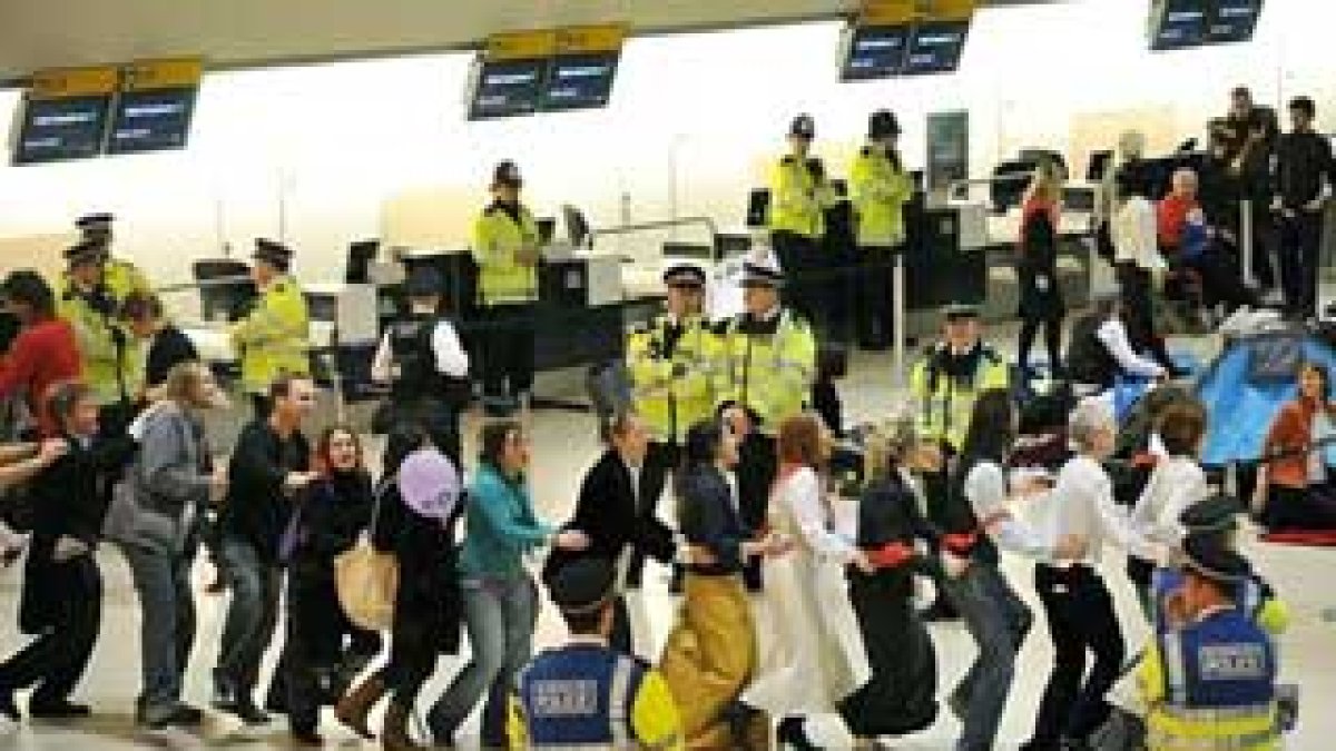 Cientos de manifestantes protestan en el aeropuerto de Heathrow.