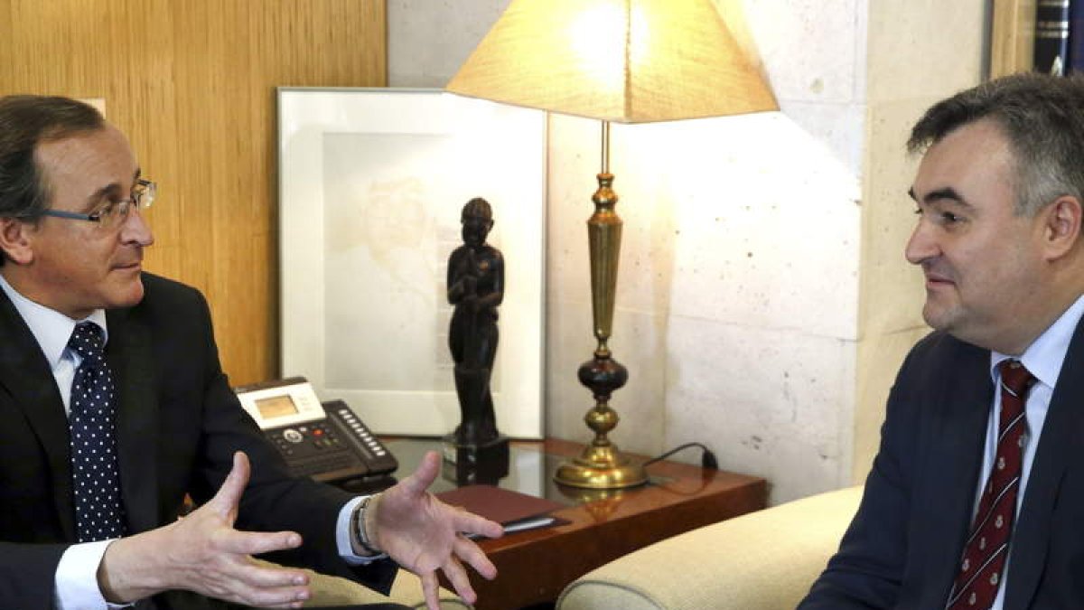 Alonso y el ministro ruso Sergey Melik-Bagdasarov, en la reunión que mantuvieron ayer.